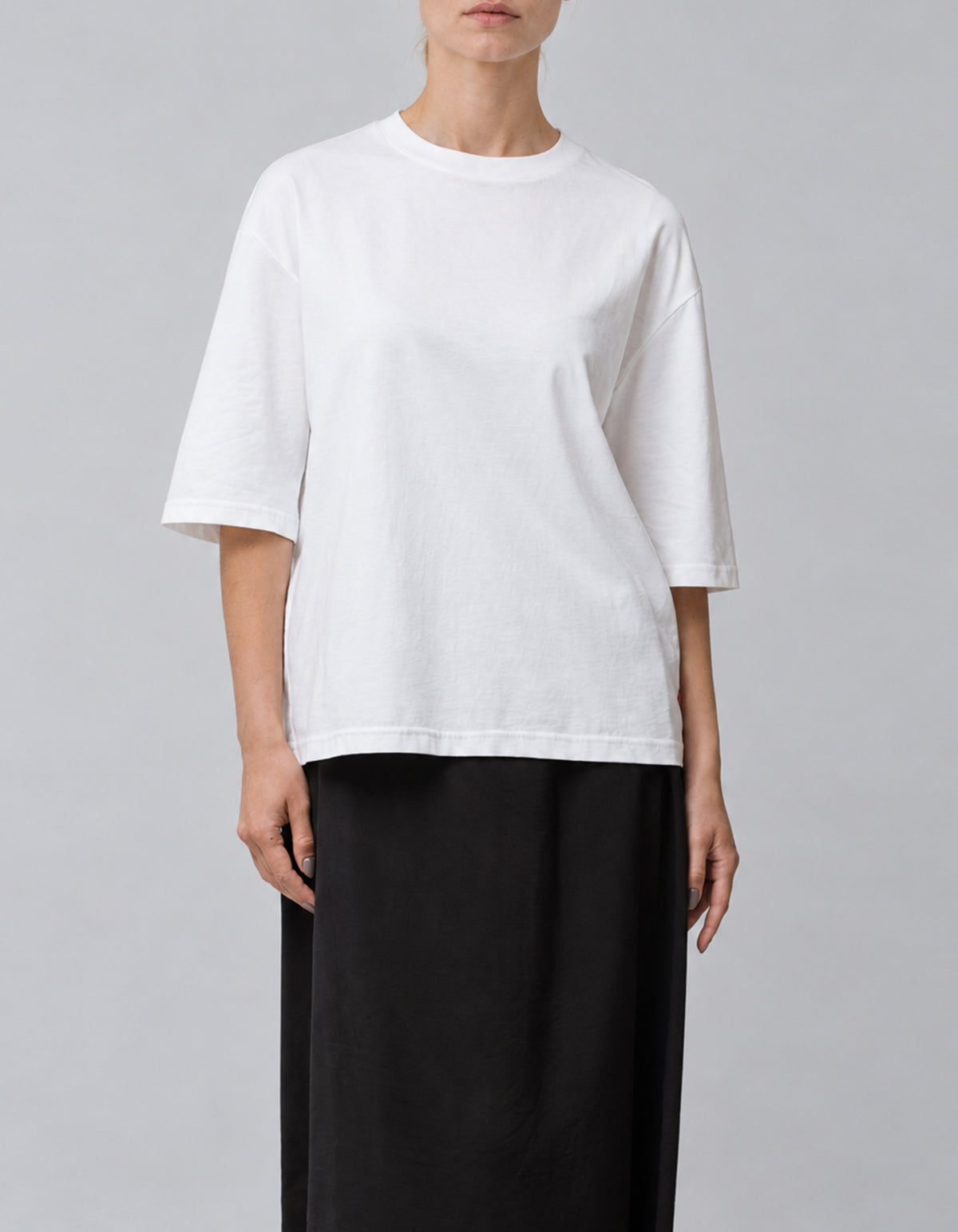 Cropped cupro tennis shirt with dropped shoulders