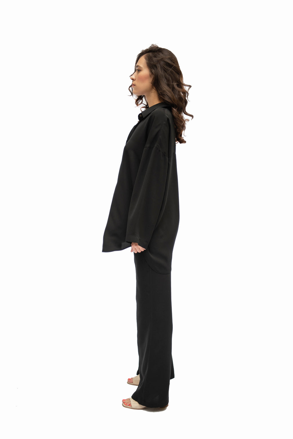 Black loose-fitting linen trousers