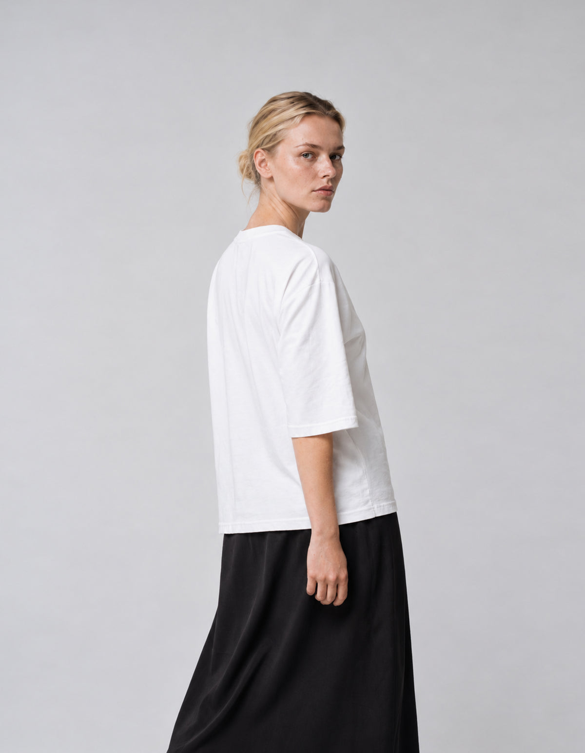 Cropped cupro tennis shirt with dropped shoulders