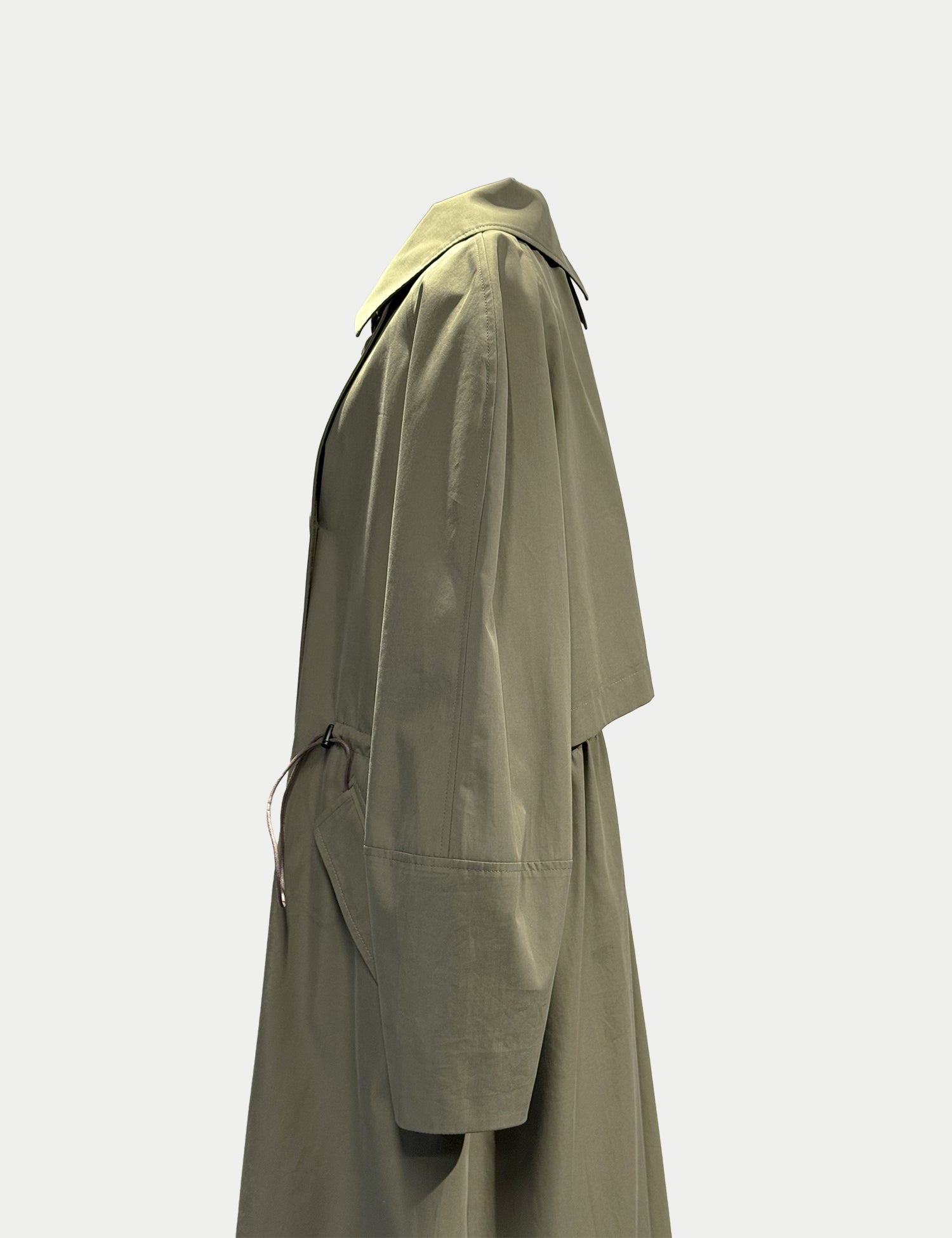 Double-breasted fitted coat with accentuated shoulders in black