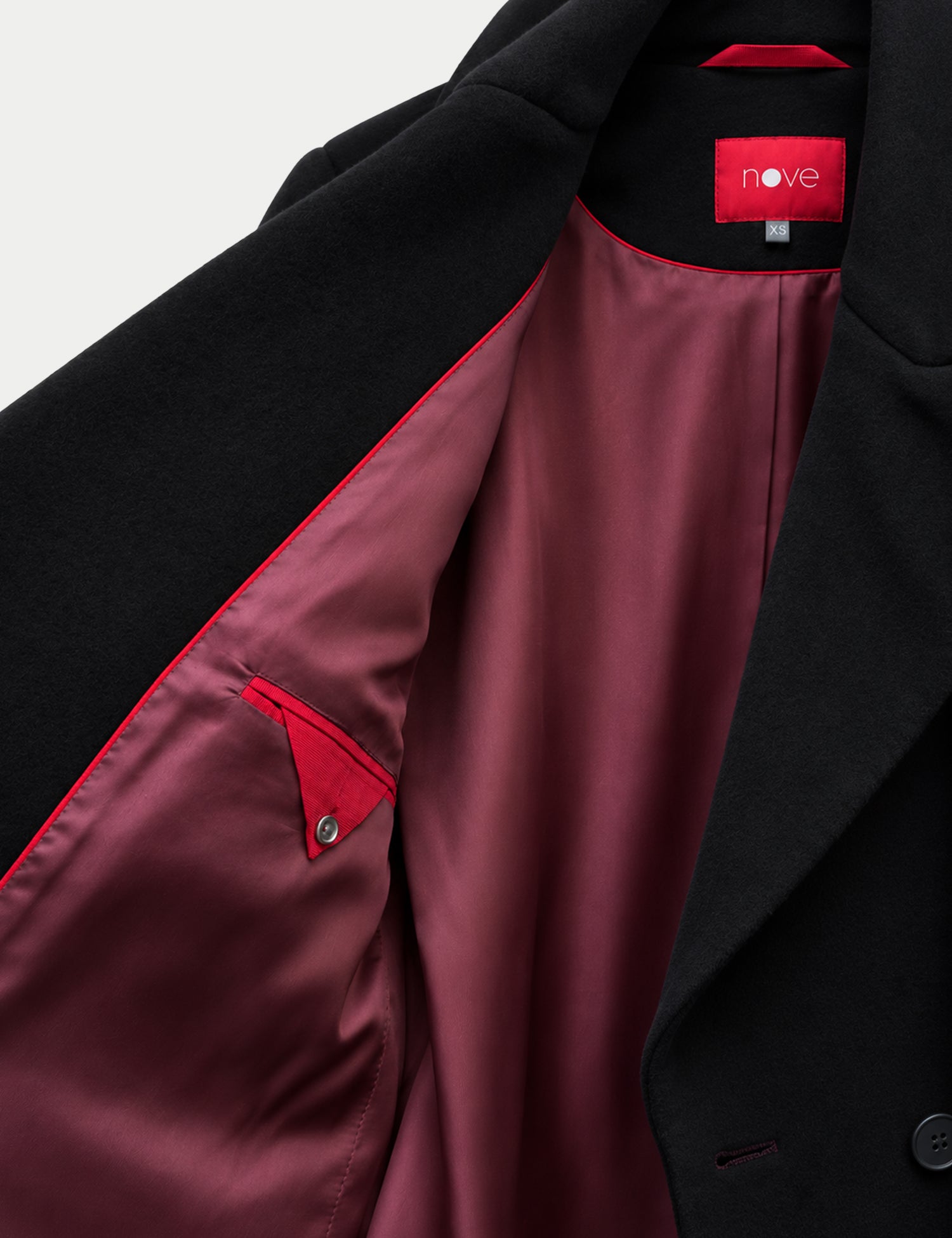 Double-breasted fitted coat with accentuated shoulders in black
