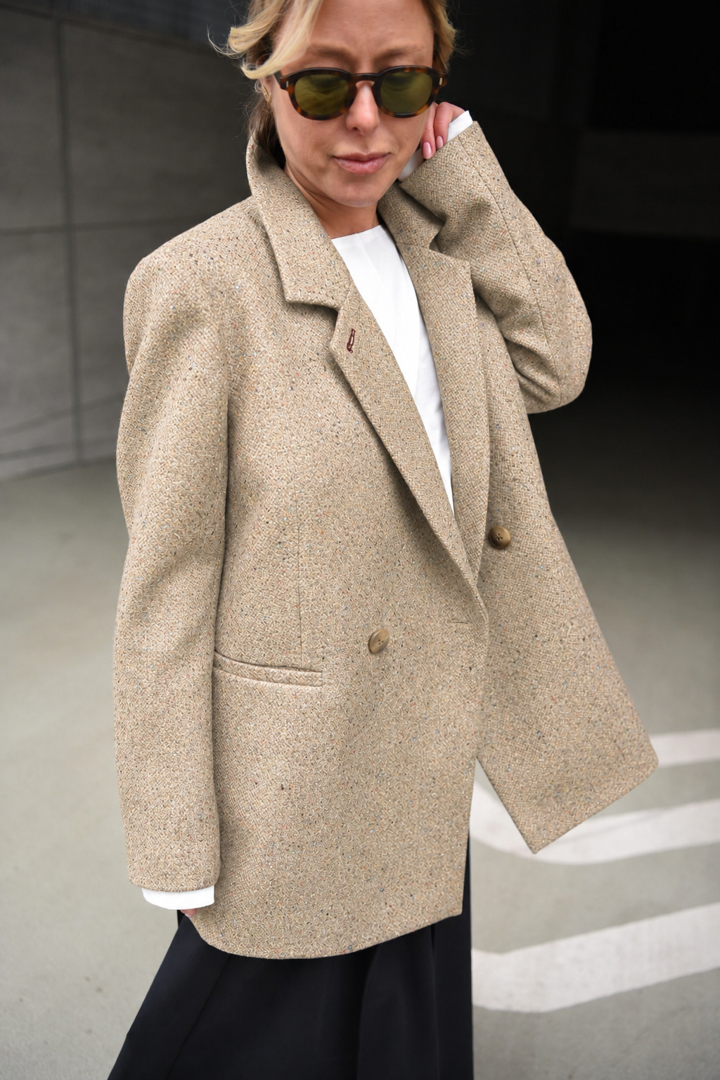 Double-breasted fitted coat with accentuated shoulders in black
