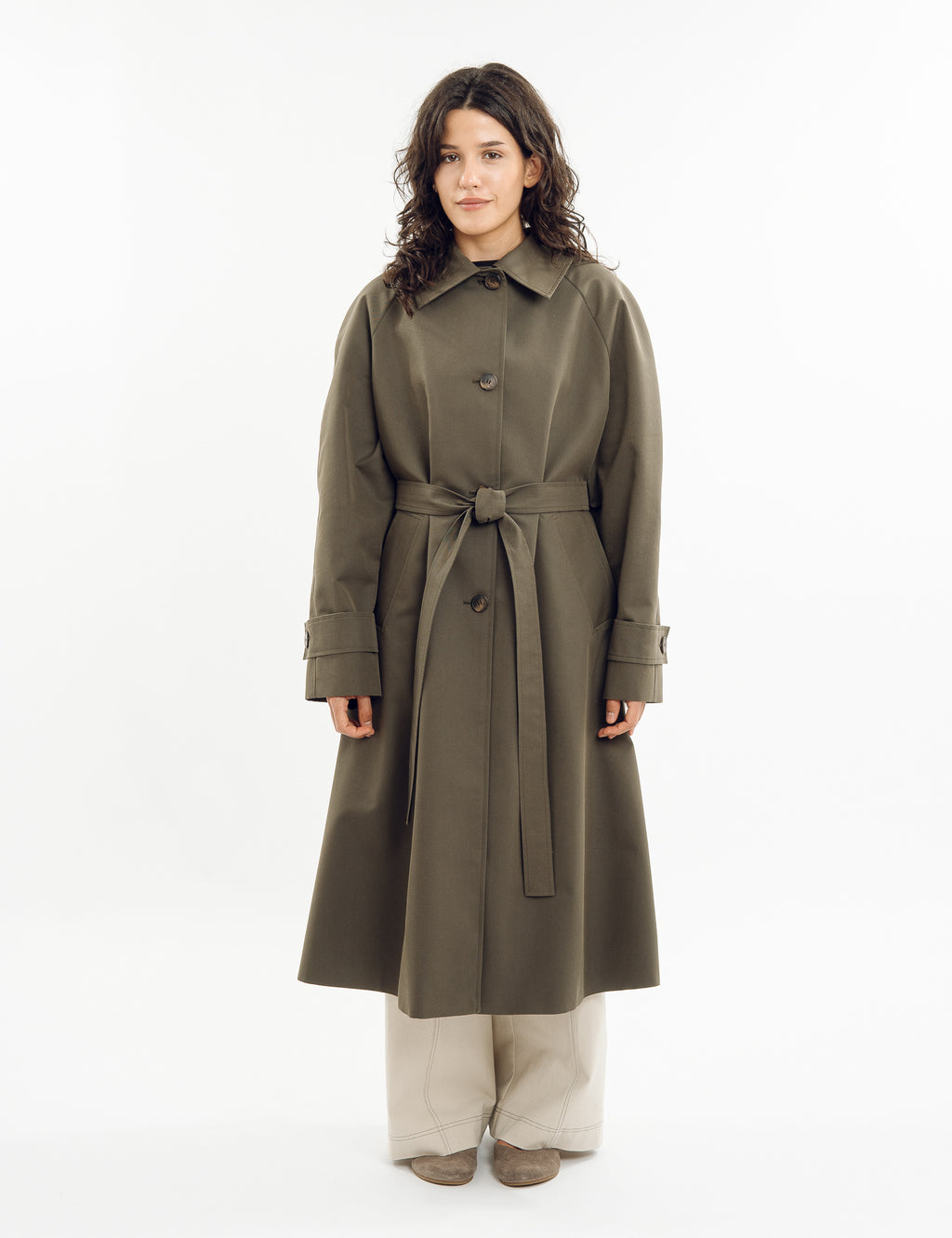 Double-breasted fitted coat with accentuated shoulders in black