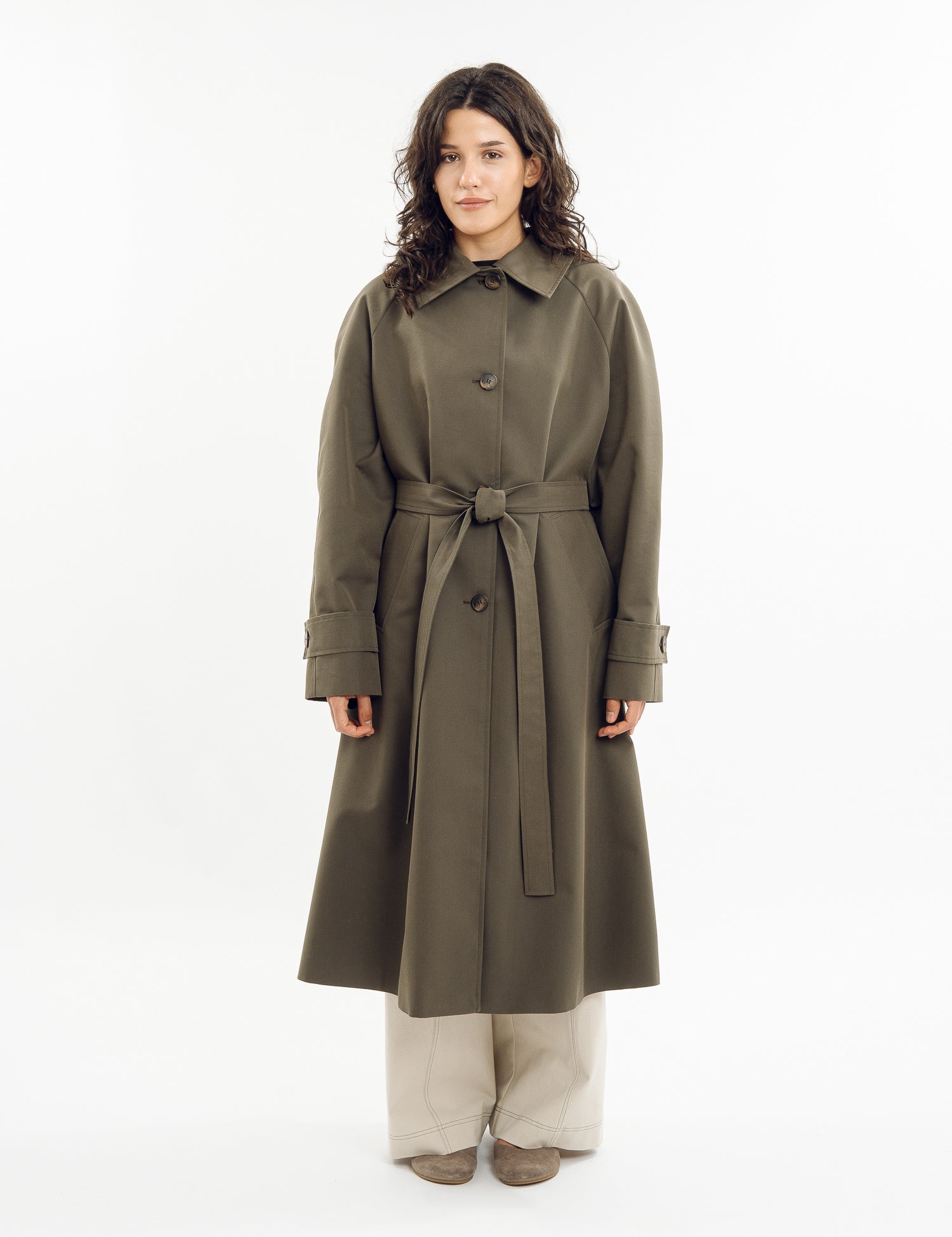 Double-breasted fitted coat with accentuated shoulders in black