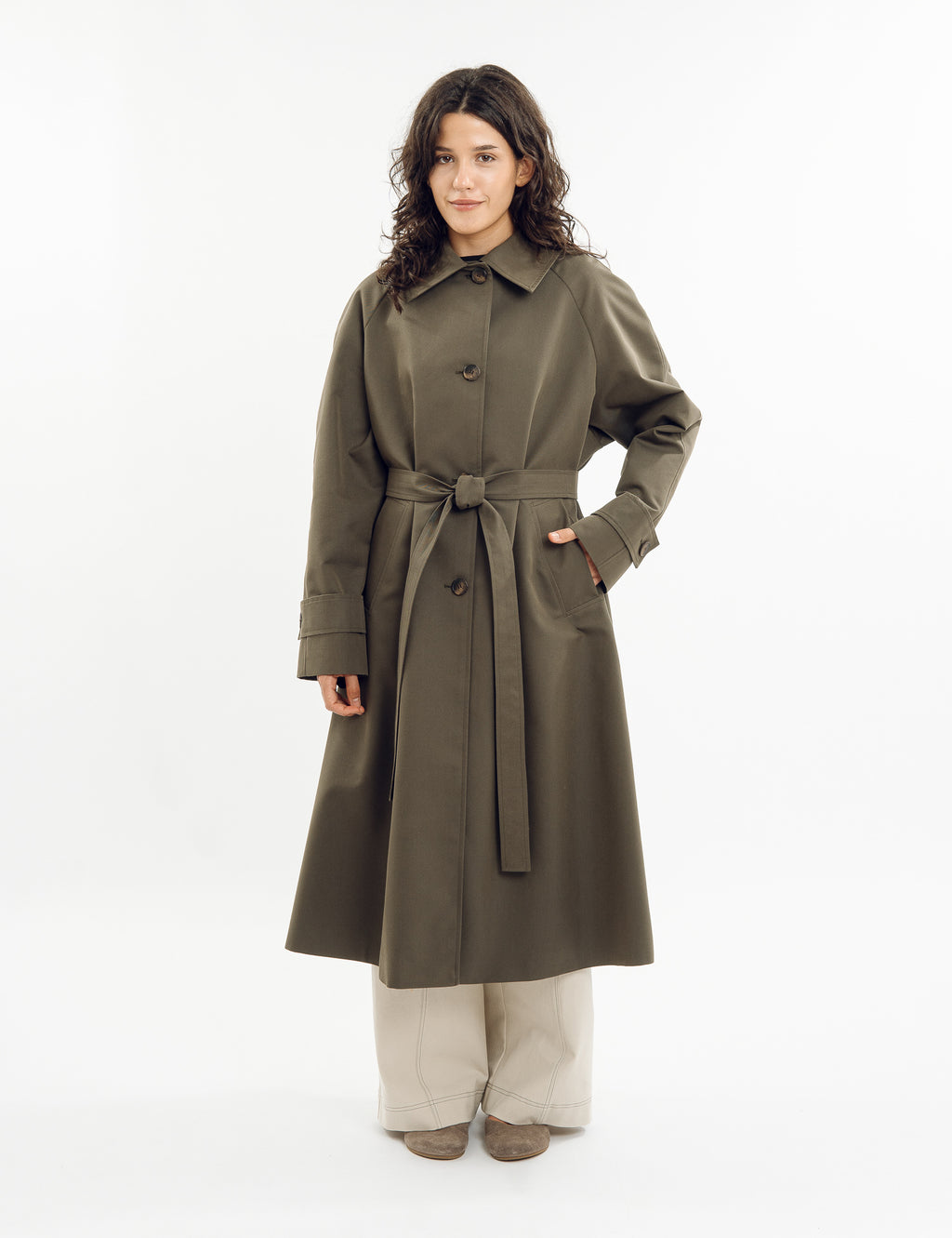 Double-breasted fitted coat with accentuated shoulders in black