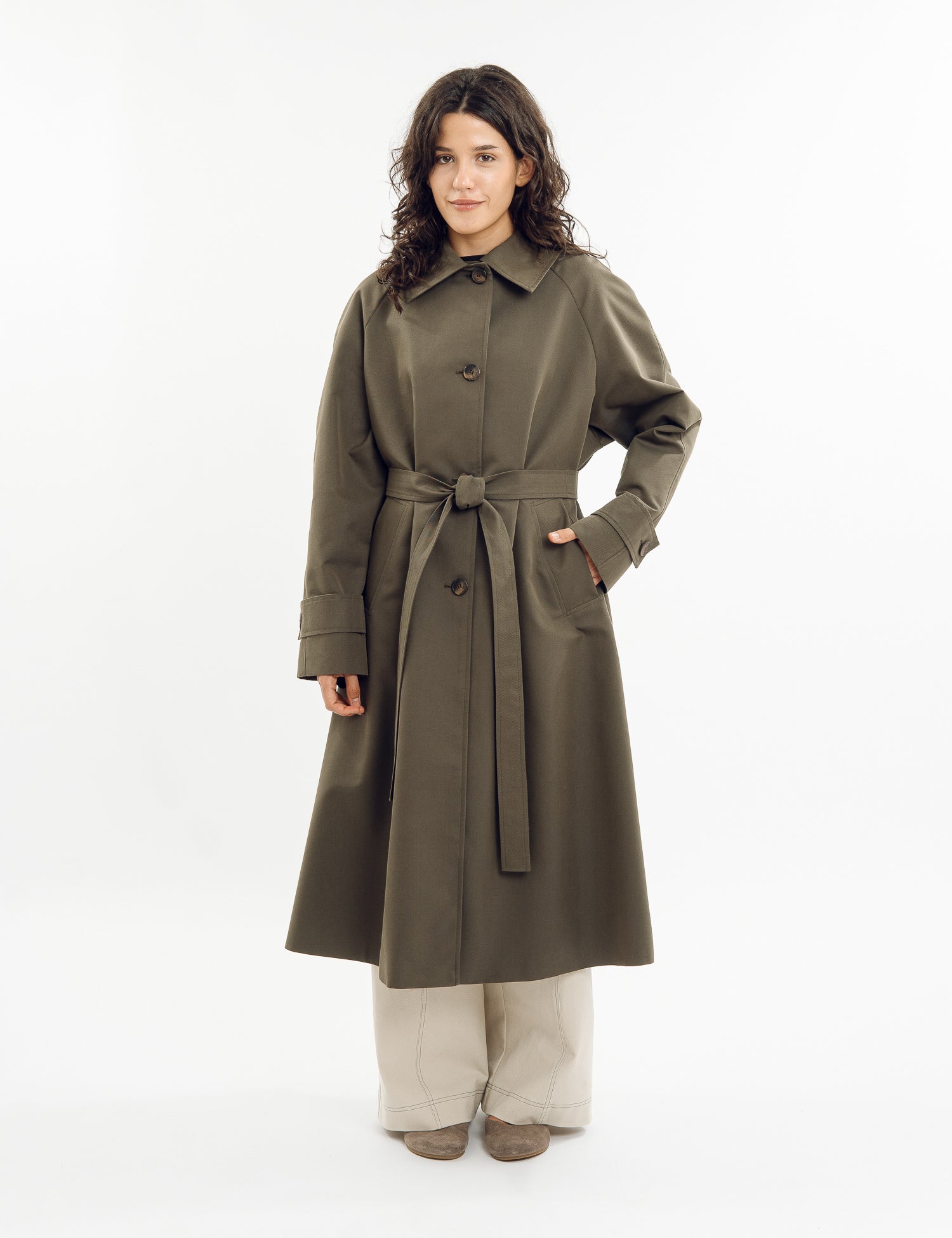 Double-breasted fitted coat with accentuated shoulders in black