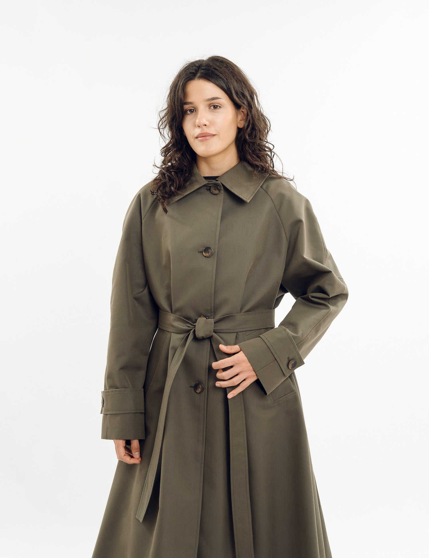 Double-breasted fitted coat with accentuated shoulders in black