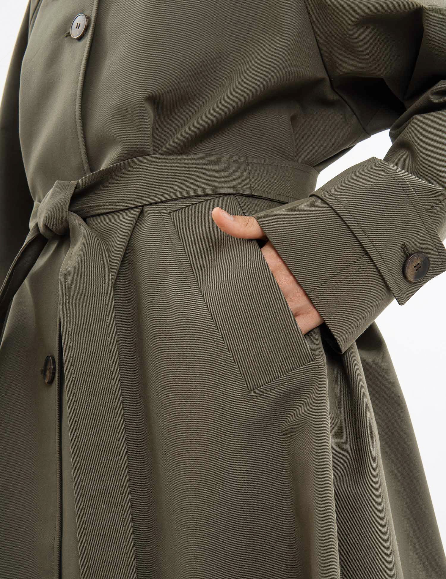 Double-breasted fitted coat with accentuated shoulders in black