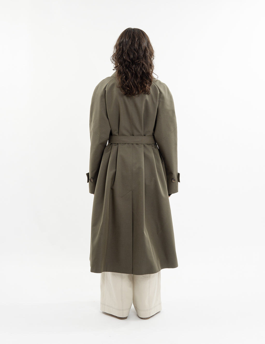 Double-breasted fitted coat with accentuated shoulders in black