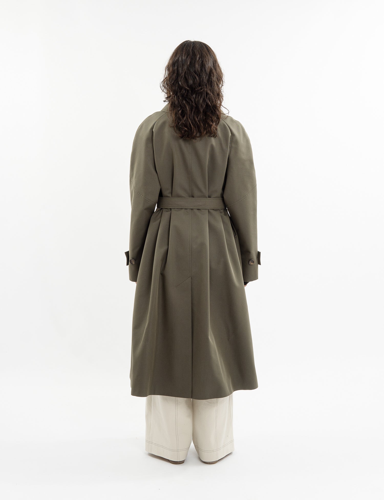 Double-breasted fitted coat with accentuated shoulders in black
