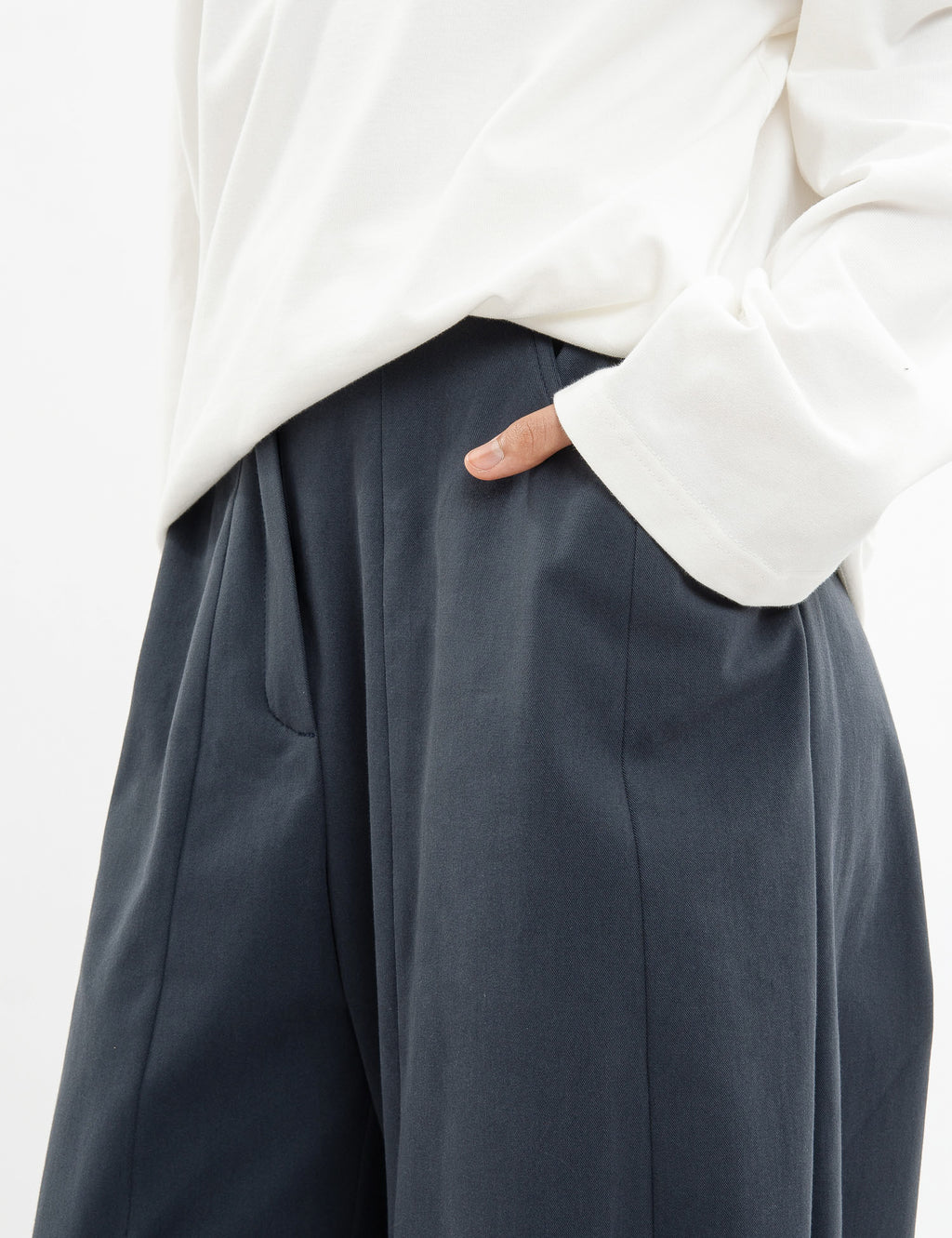 Black loose-fitting linen trousers
