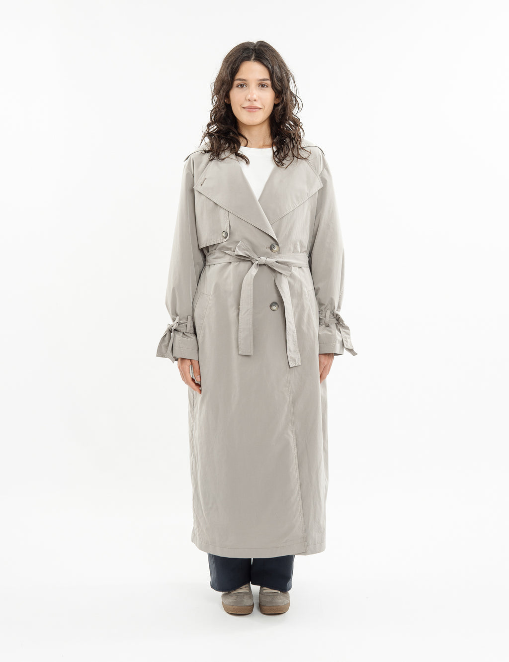 Double-breasted fitted coat with accentuated shoulders in black
