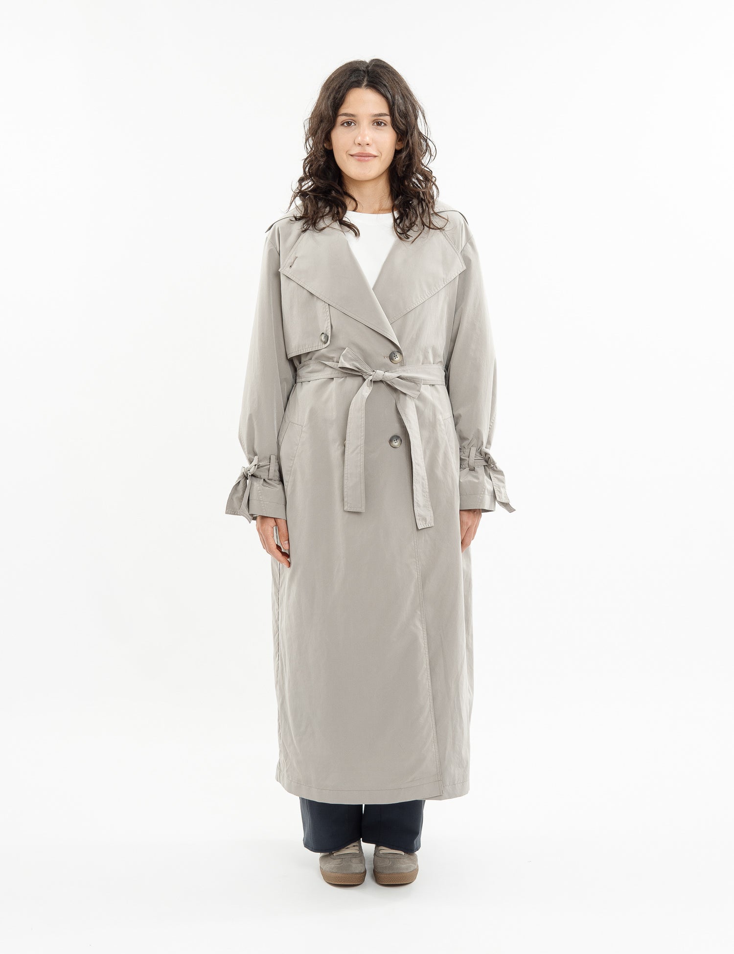 Double-breasted fitted coat with accentuated shoulders in black