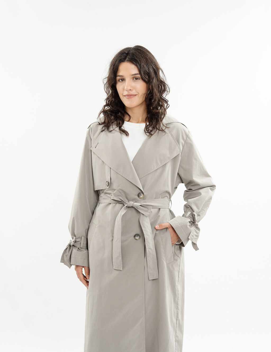 Double-breasted fitted coat with accentuated shoulders in black