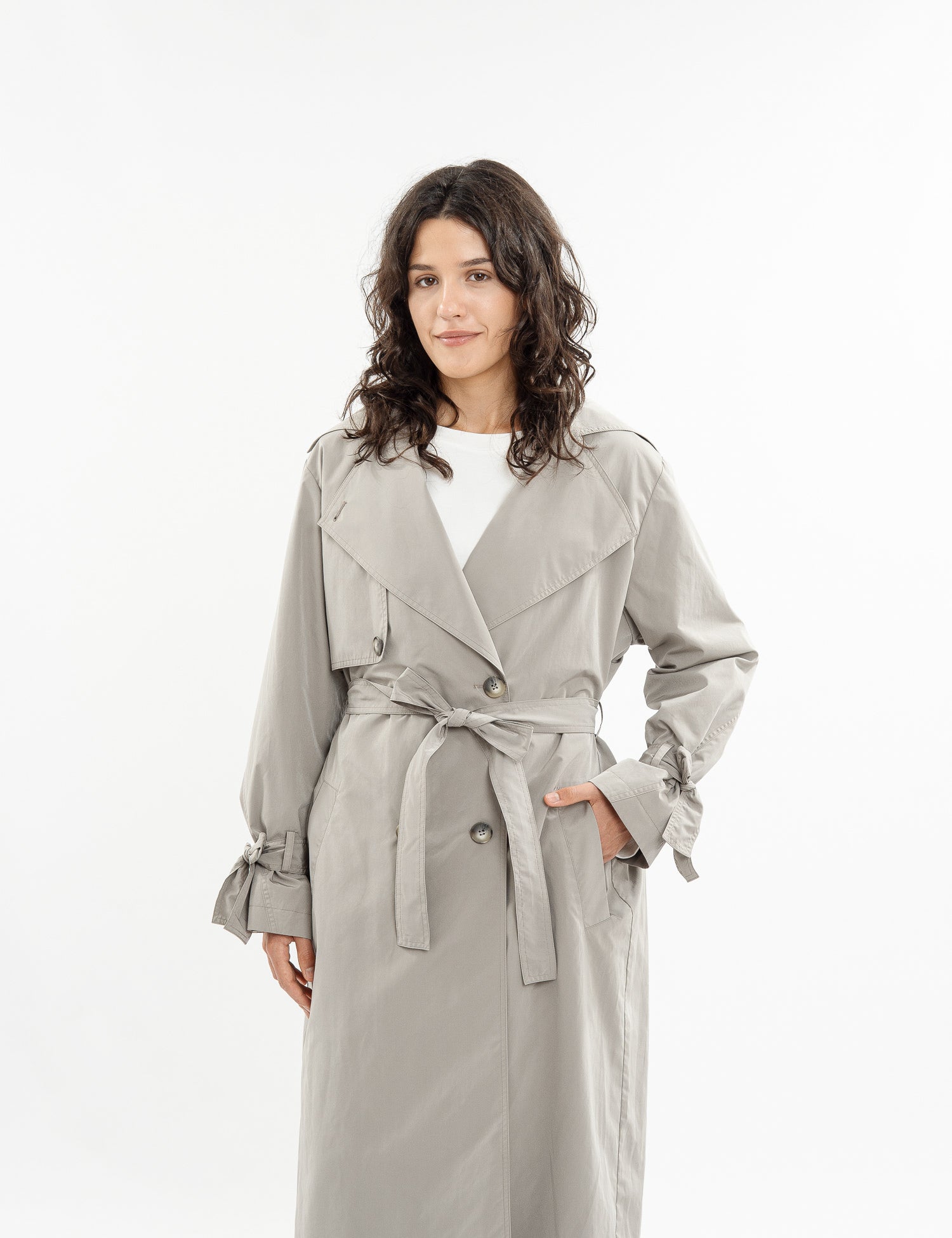 Double-breasted fitted coat with accentuated shoulders in black