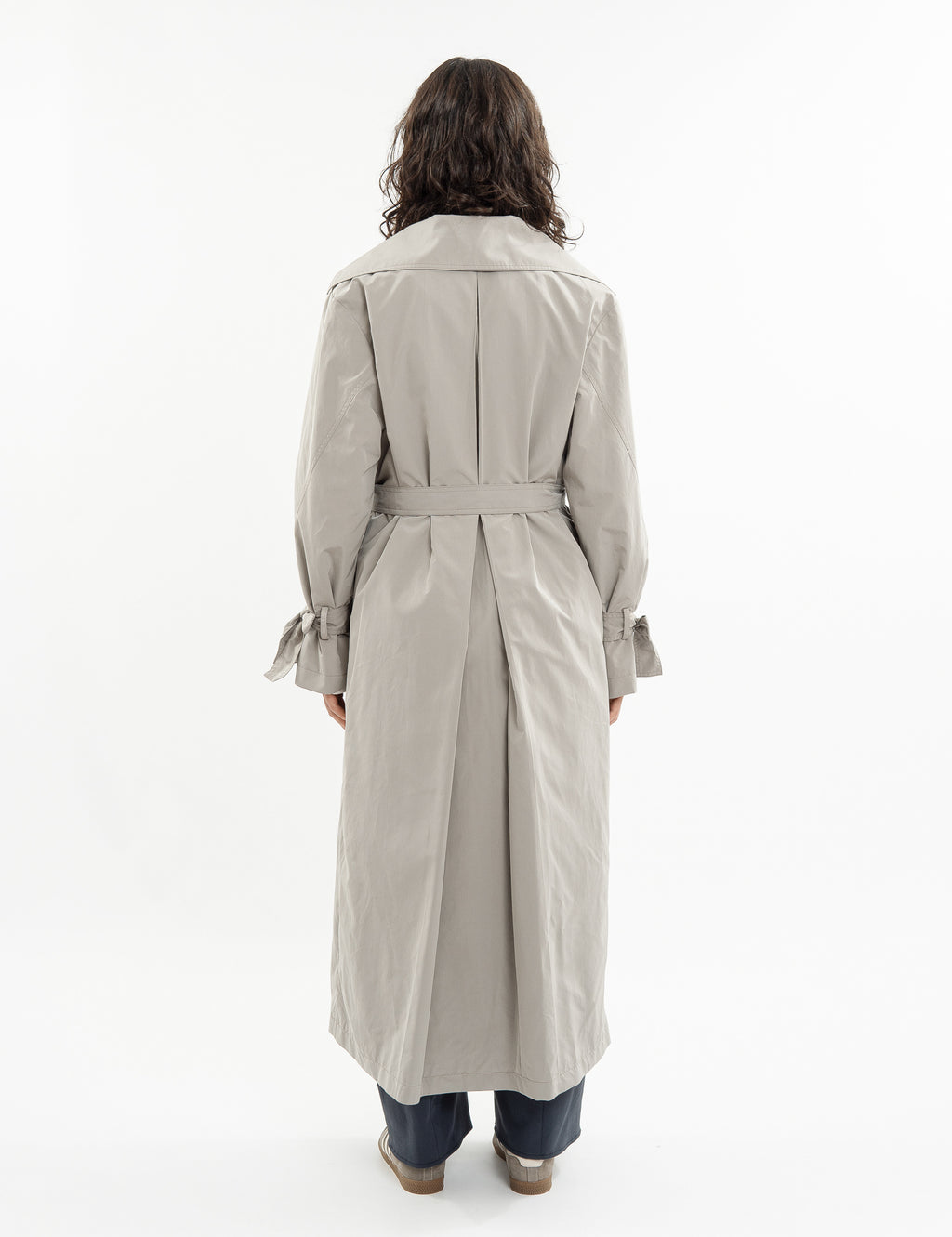 Double-breasted fitted coat with accentuated shoulders in black