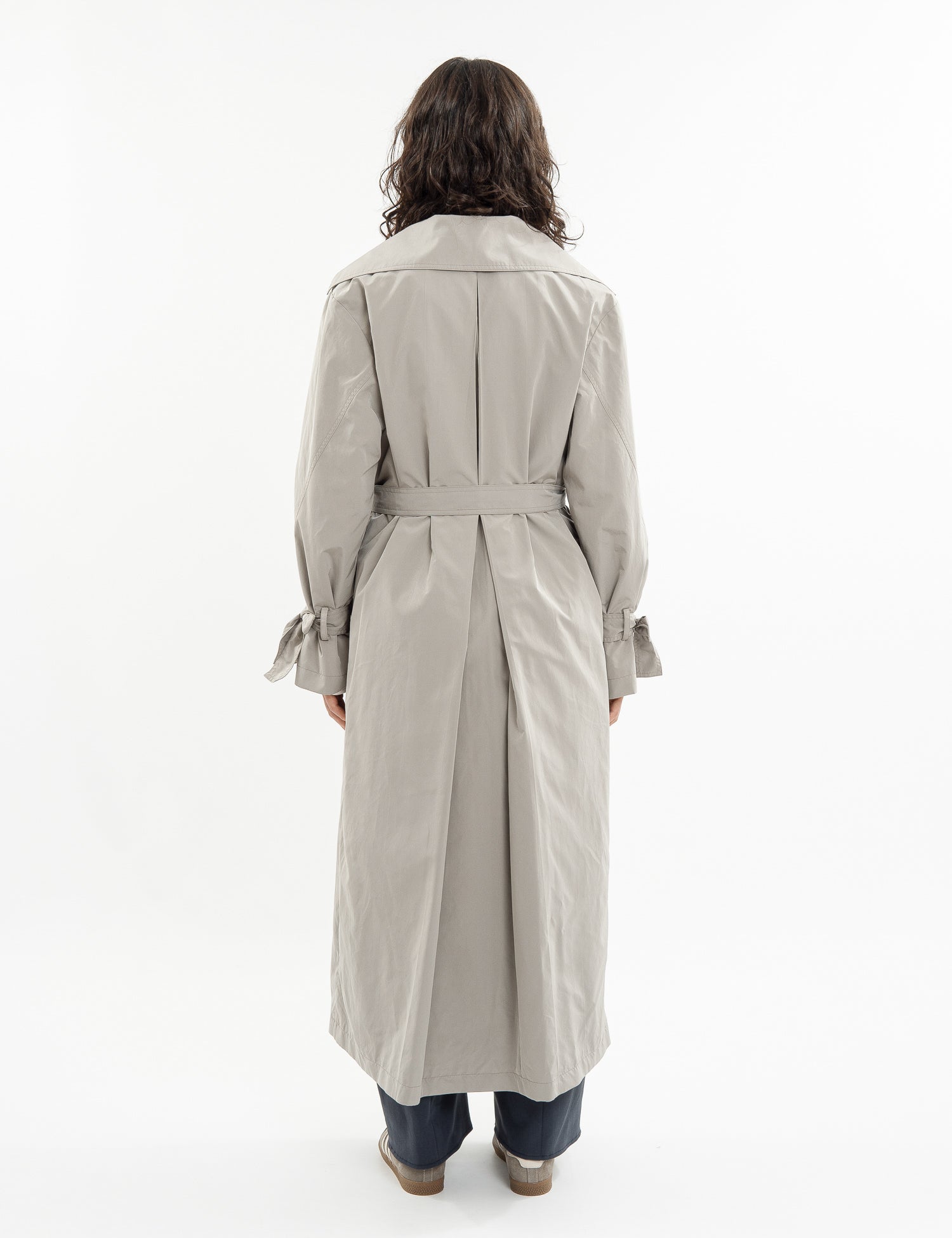 Double-breasted fitted coat with accentuated shoulders in black