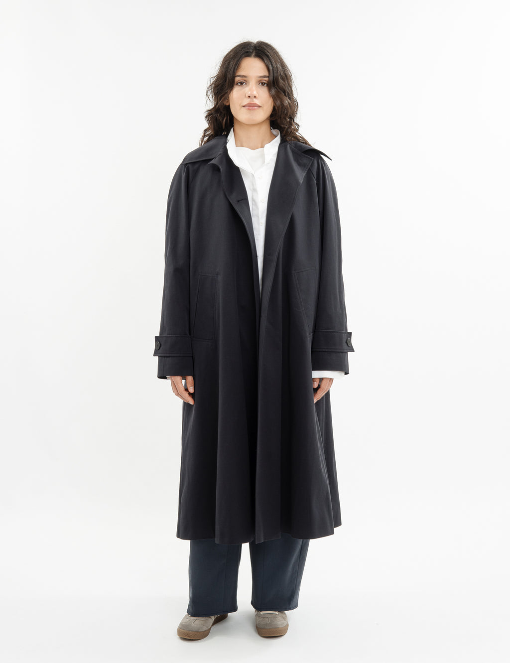 Double-breasted fitted coat with accentuated shoulders in black