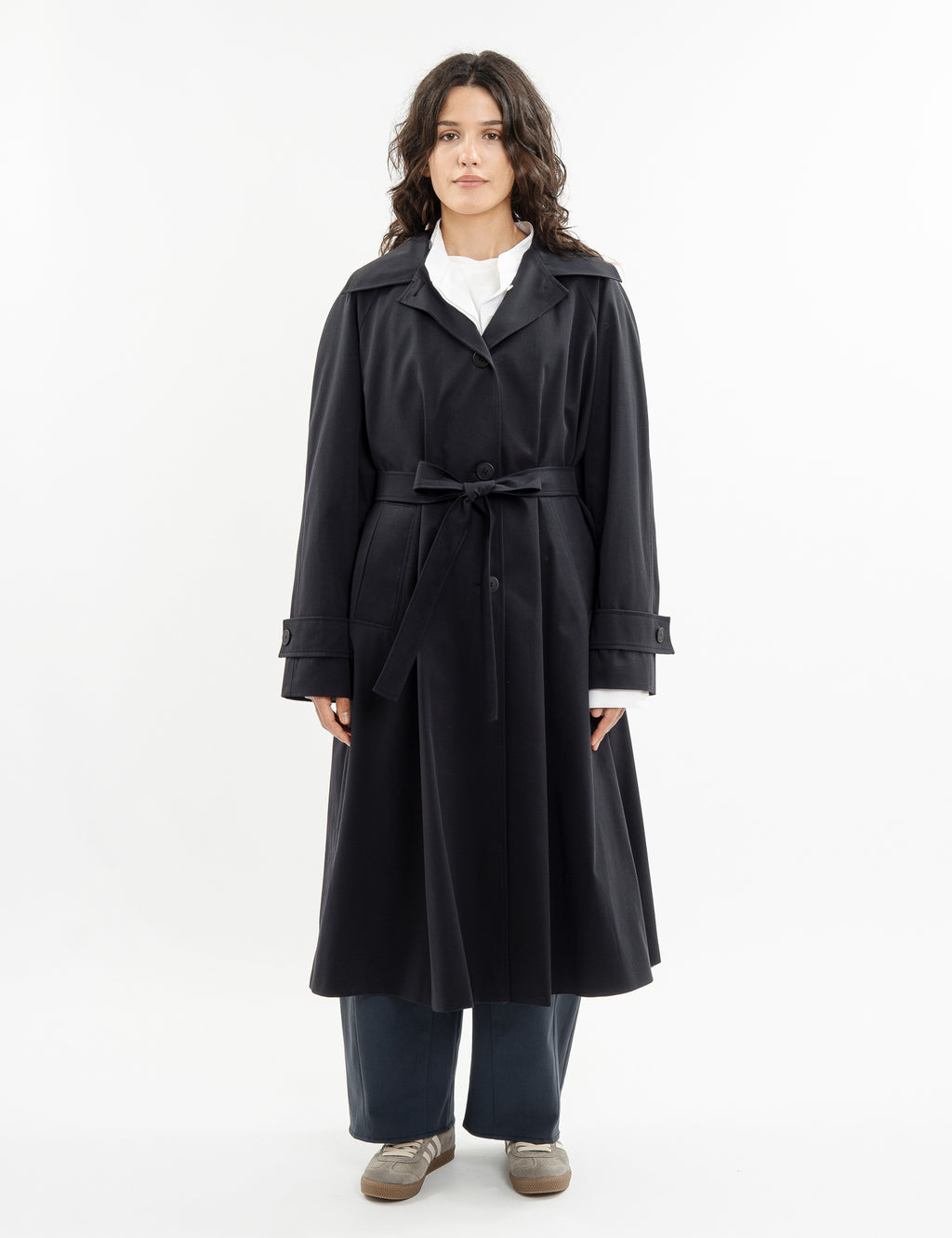Double-breasted fitted coat with accentuated shoulders in black