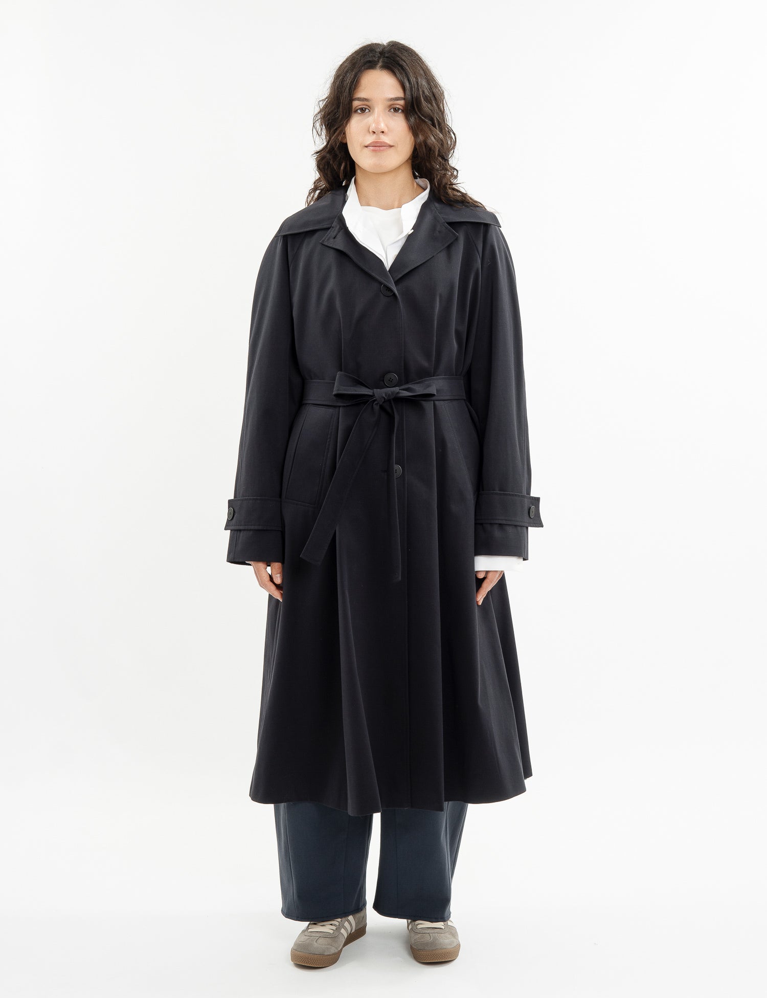Double-breasted fitted coat with accentuated shoulders in black