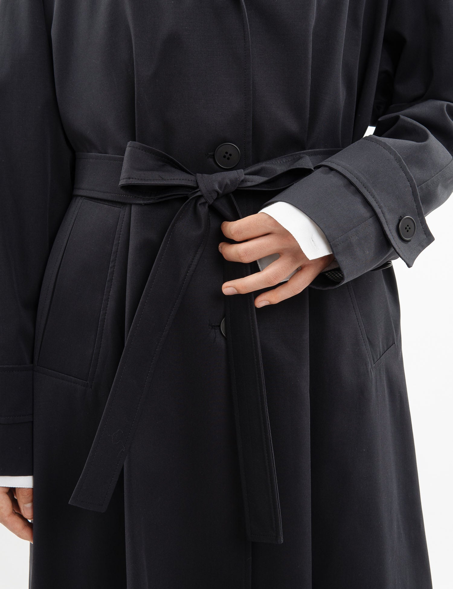 Double-breasted fitted coat with accentuated shoulders in black