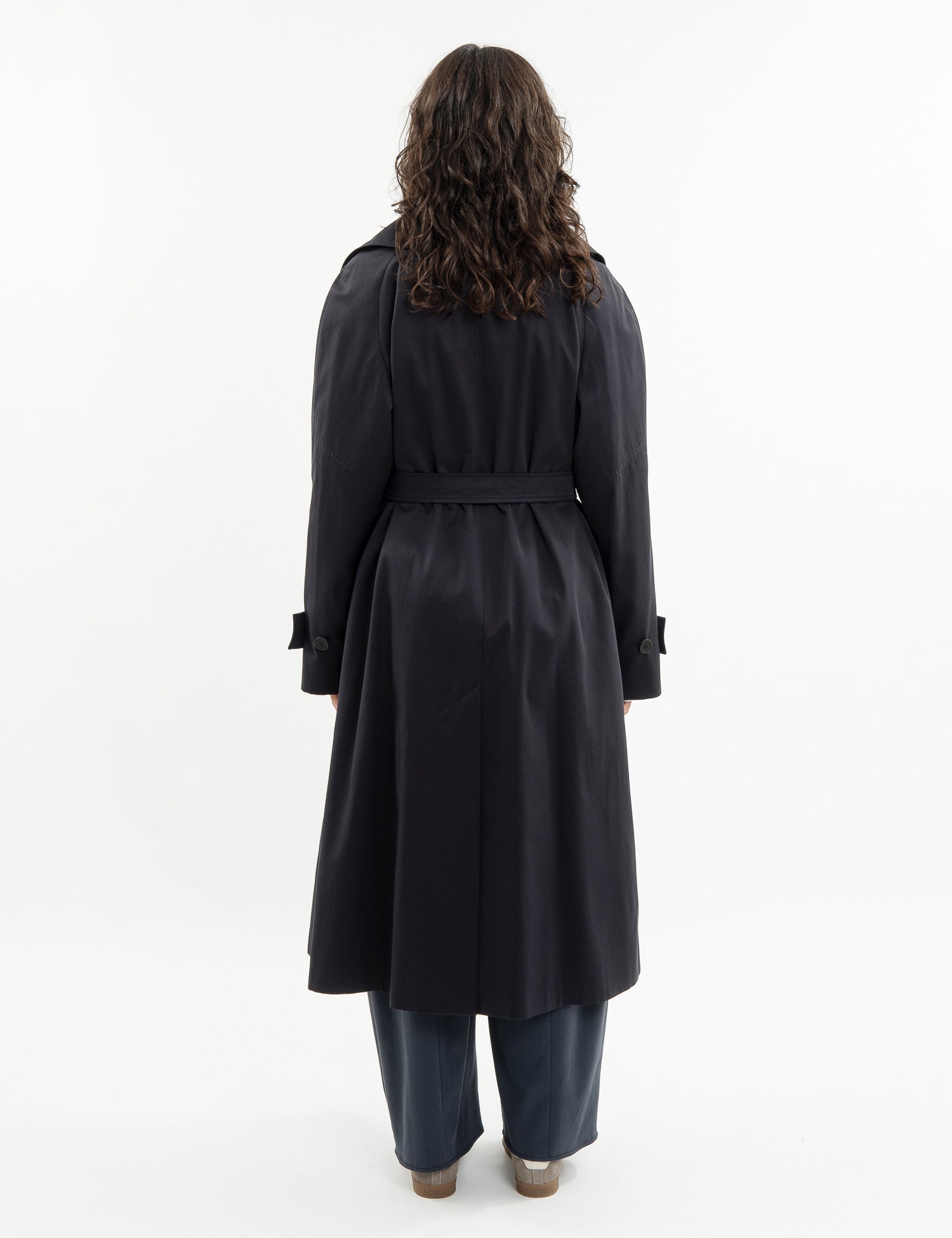 Double-breasted fitted coat with accentuated shoulders in black