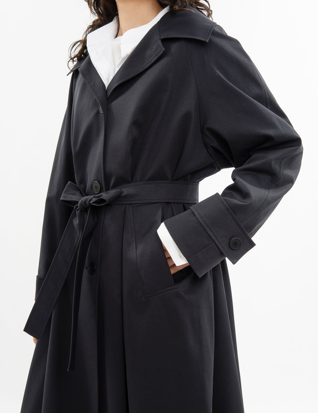Double-breasted fitted coat with accentuated shoulders in black