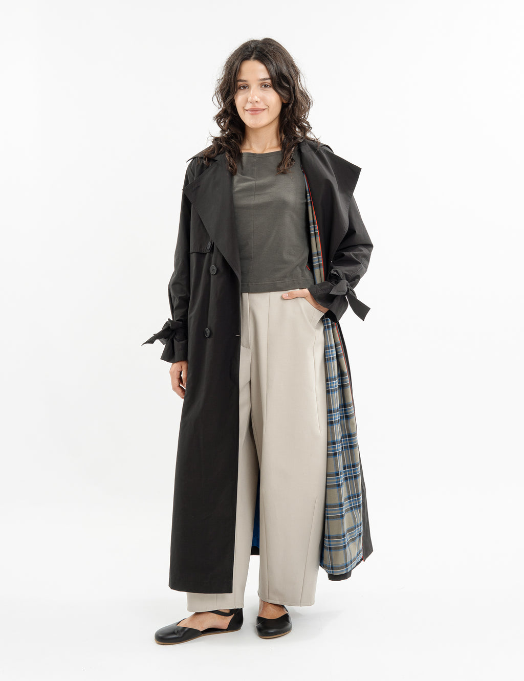 Double-breasted fitted coat with accentuated shoulders in black