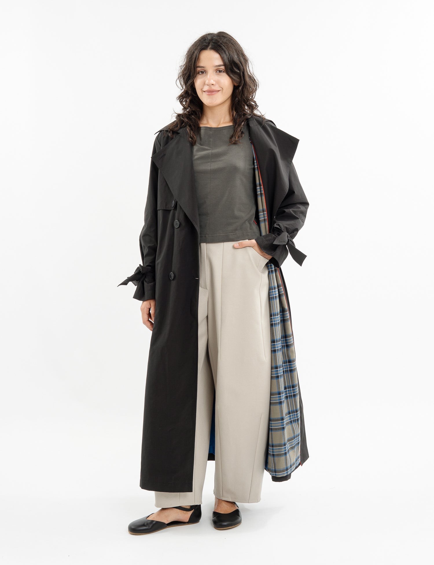 Double-breasted fitted coat with accentuated shoulders in black