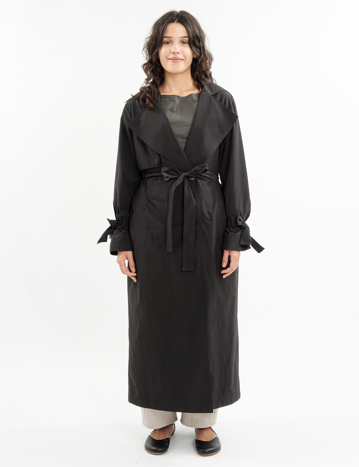Double-breasted fitted coat with accentuated shoulders in black