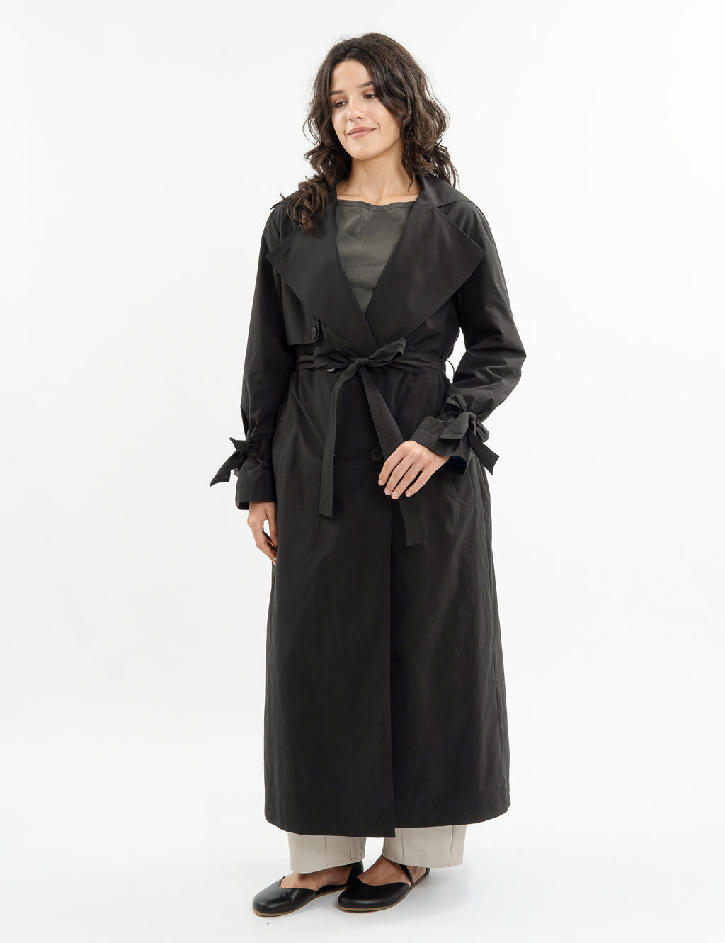 Double-breasted fitted coat with accentuated shoulders in black