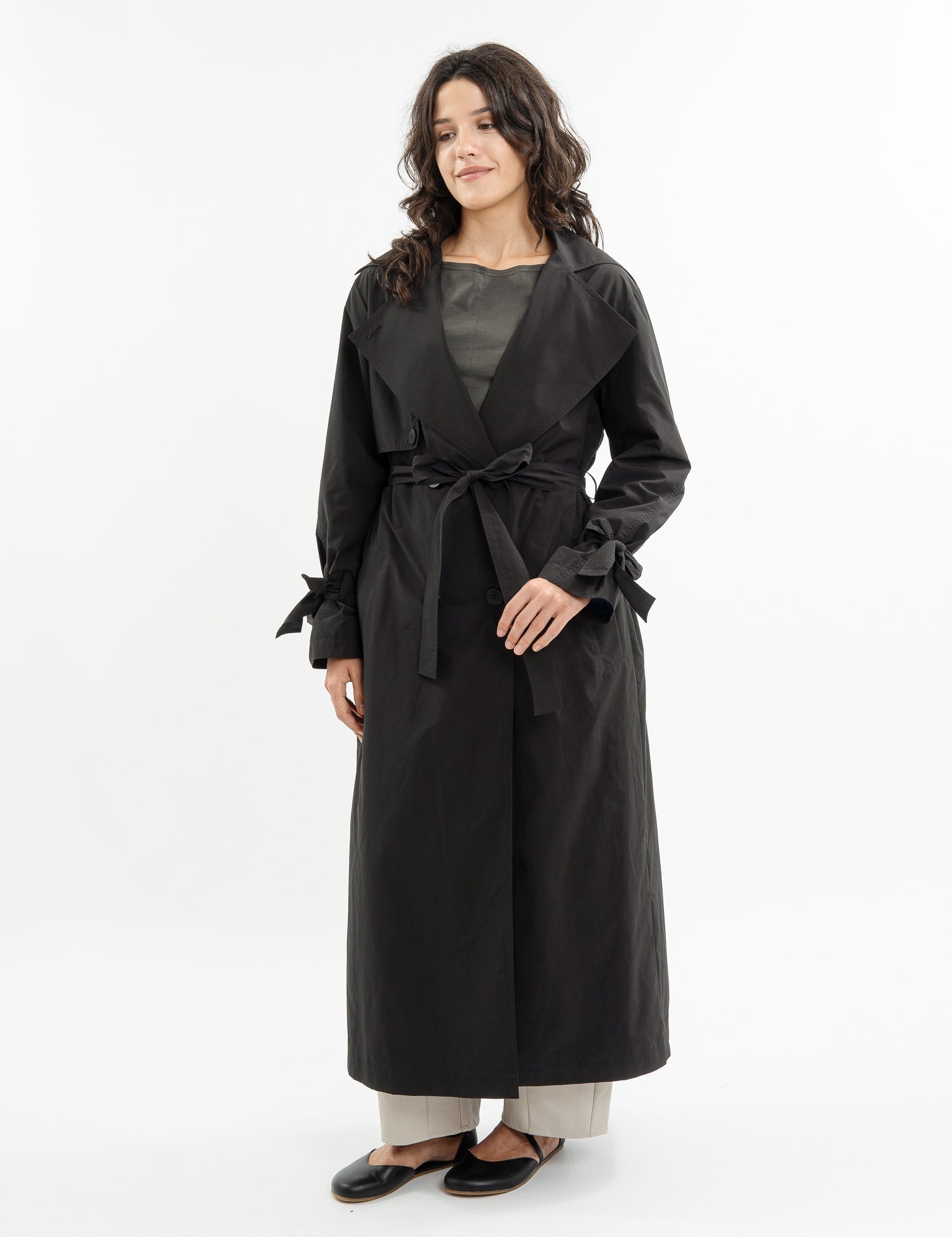 Double-breasted fitted coat with accentuated shoulders in black
