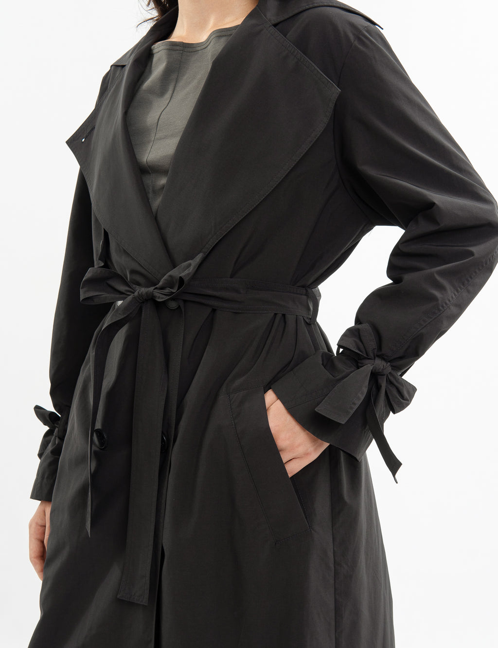 Double-breasted fitted coat with accentuated shoulders in black