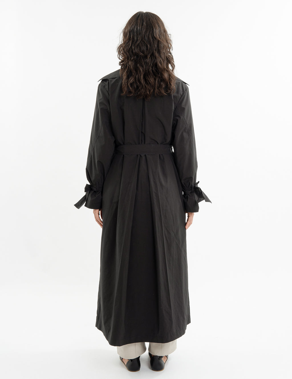 Double-breasted fitted coat with accentuated shoulders in black
