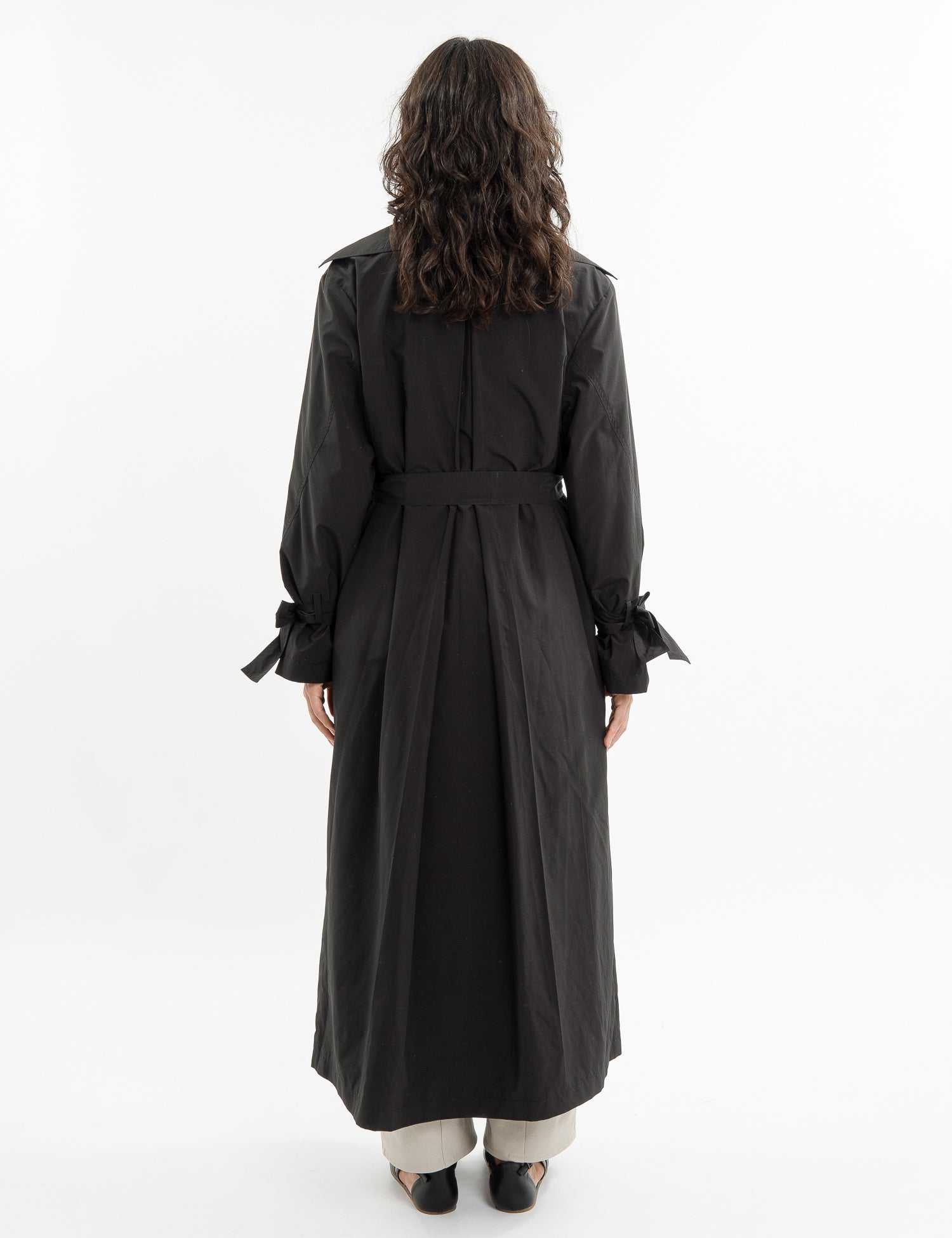 Double-breasted fitted coat with accentuated shoulders in black