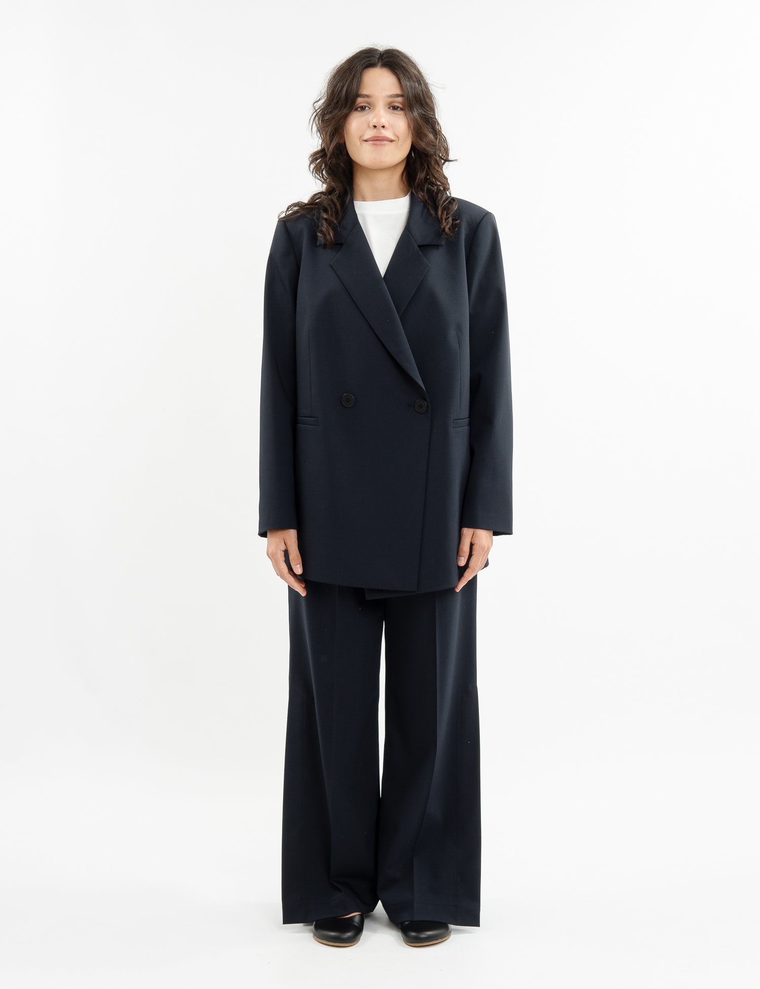 Double-breasted fitted coat with accentuated shoulders in black