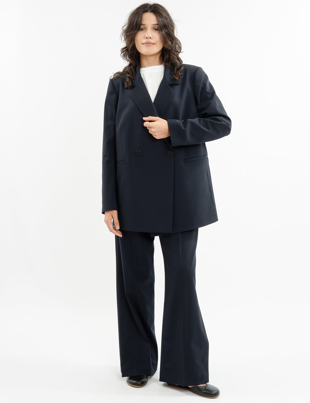 Double-breasted fitted coat with accentuated shoulders in black