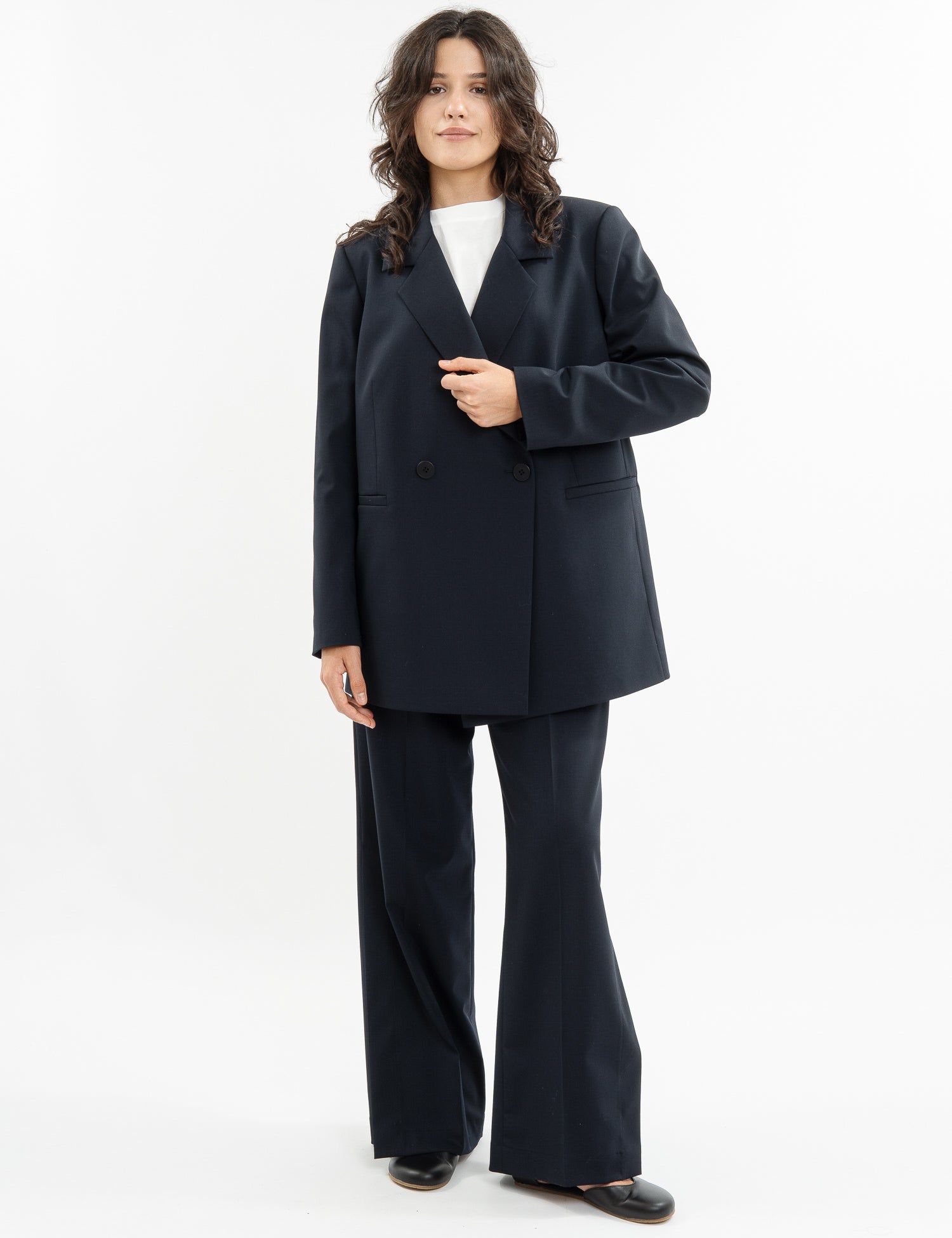 Double-breasted fitted coat with accentuated shoulders in black