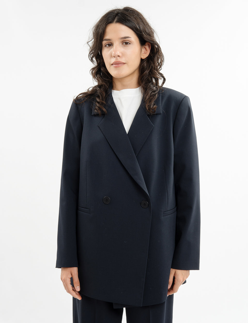 Double-breasted fitted coat with accentuated shoulders in black