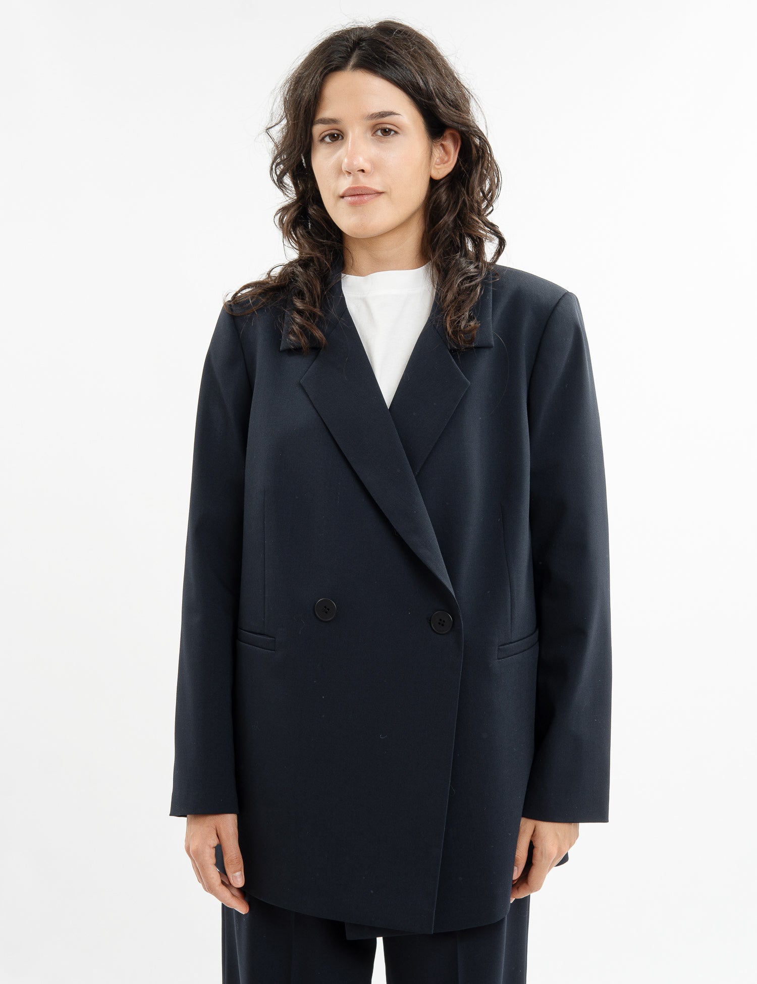 Double-breasted fitted coat with accentuated shoulders in black