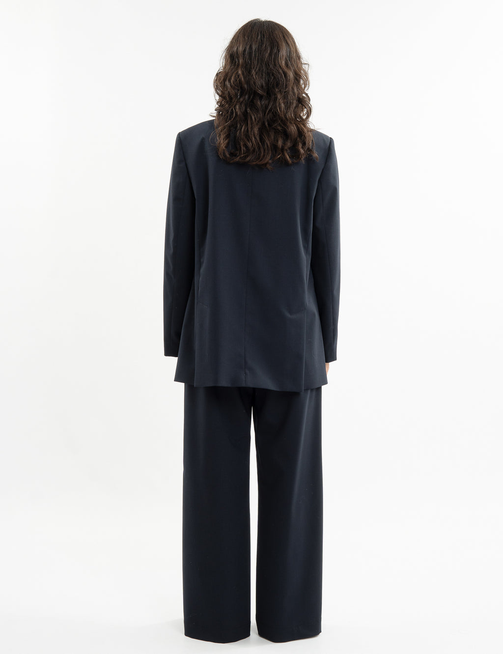 Double-breasted fitted coat with accentuated shoulders in black