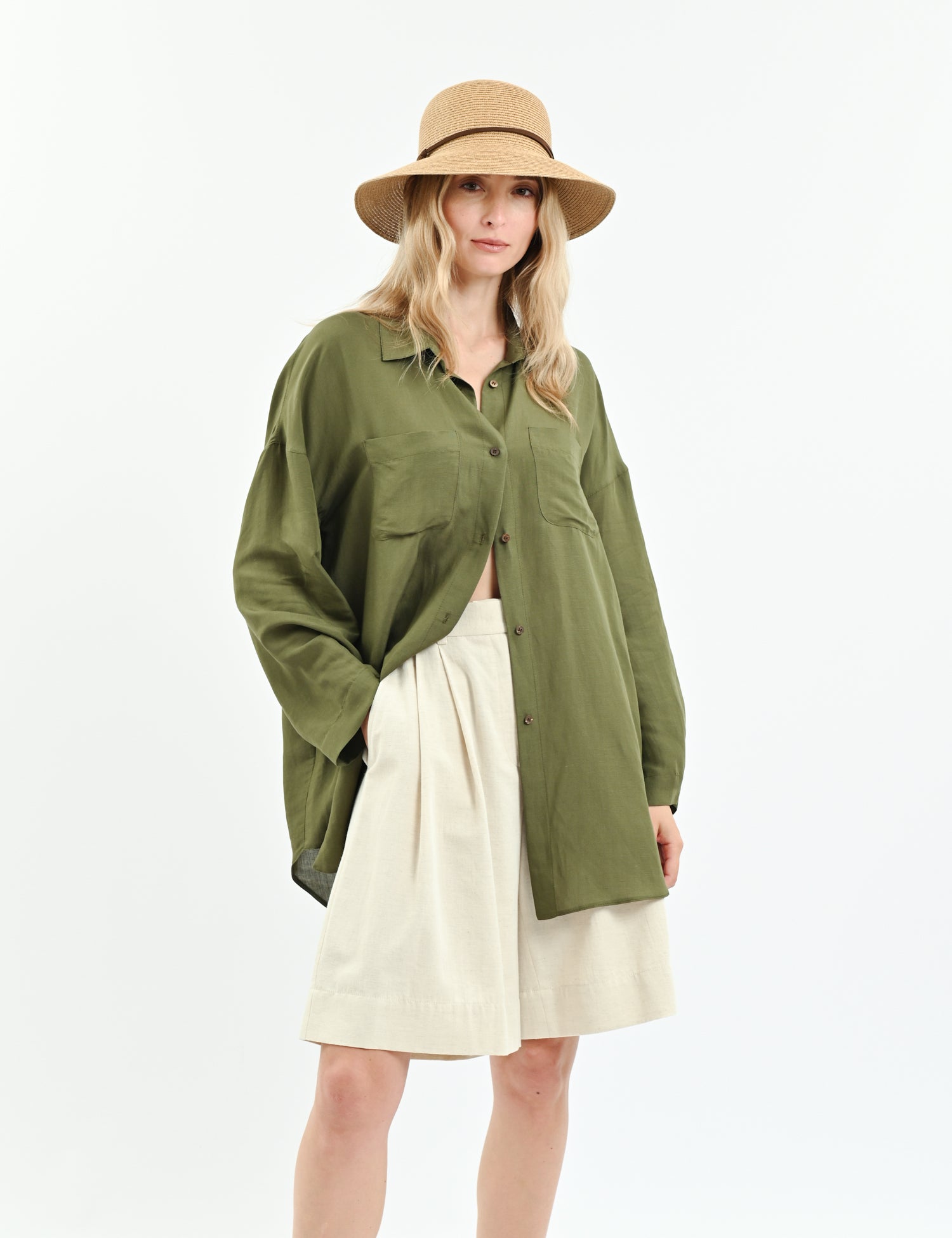 High-waisted linen milk Bermuda shorts