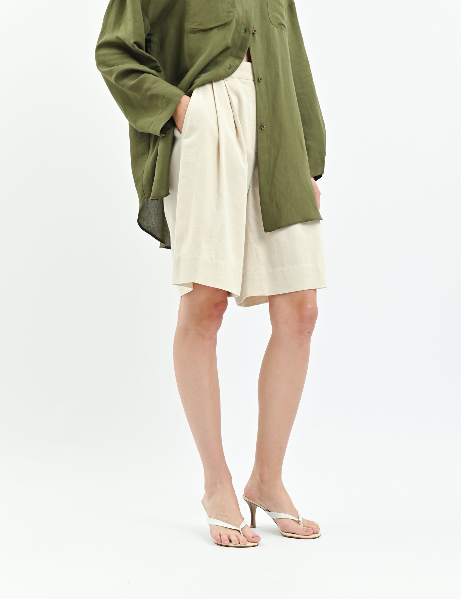 High-waisted linen milk Bermuda shorts