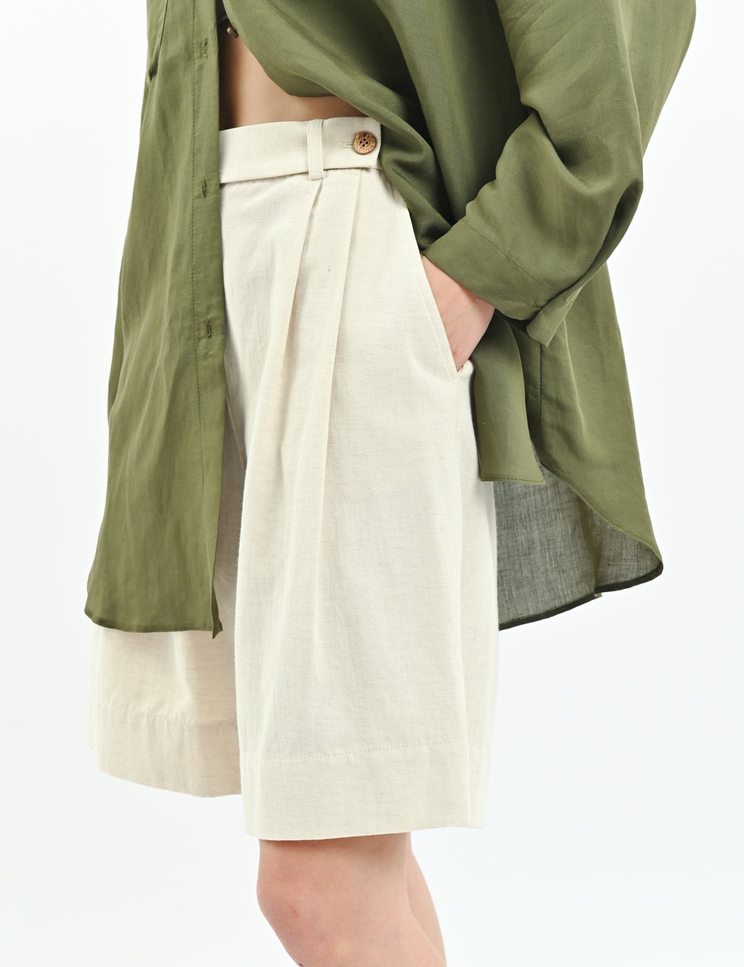 High-waisted linen milk Bermuda shorts