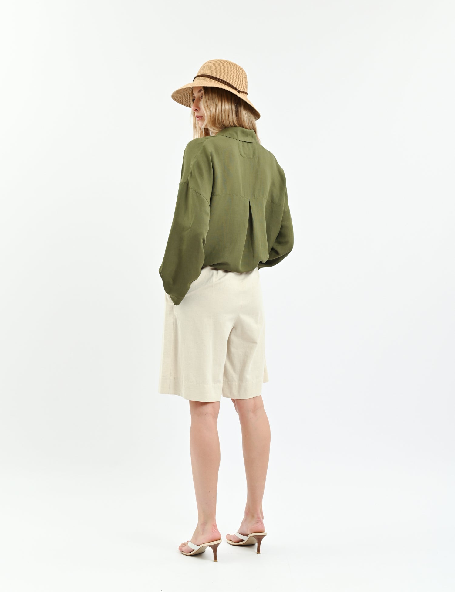 High-waisted linen milk Bermuda shorts