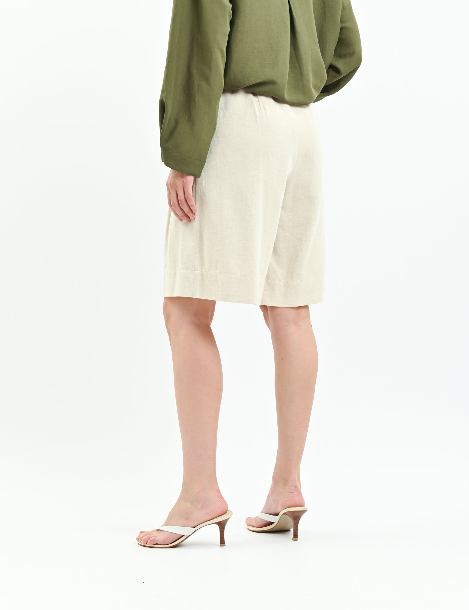 High-waisted linen milk Bermuda shorts
