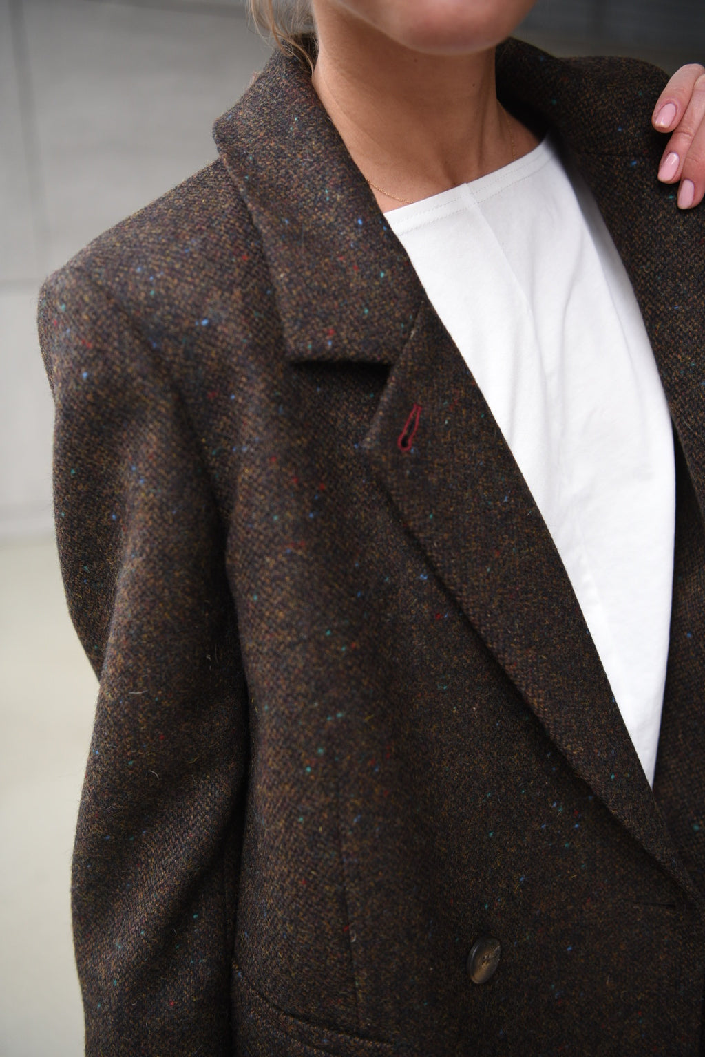Double-breasted fitted coat with accentuated shoulders in black