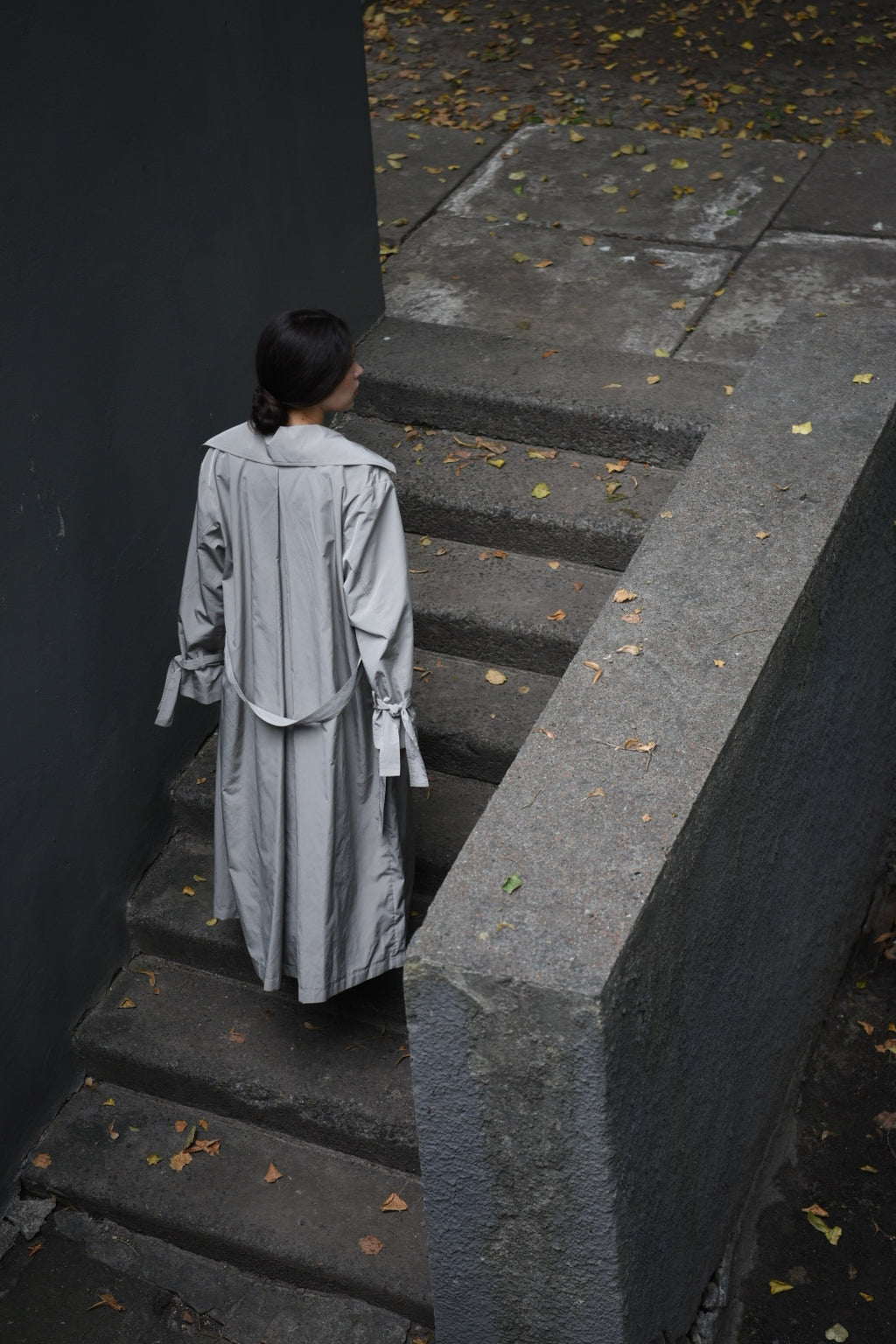 Double-breasted fitted coat with accentuated shoulders in black