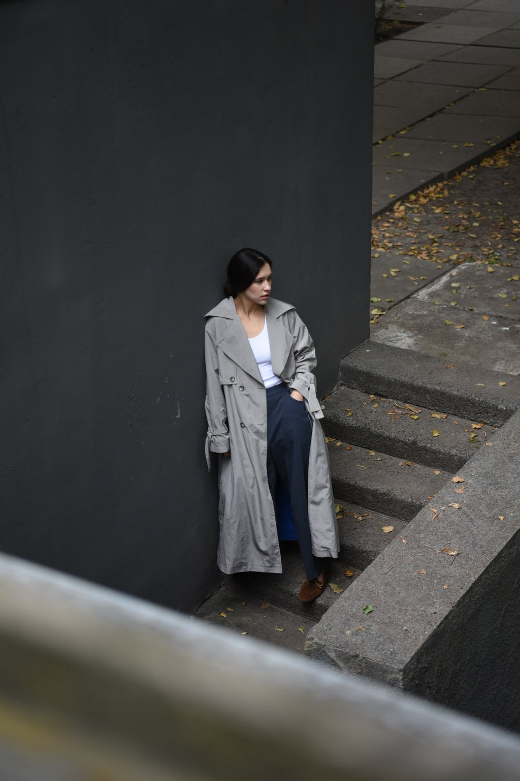 Double-breasted fitted coat with accentuated shoulders in black