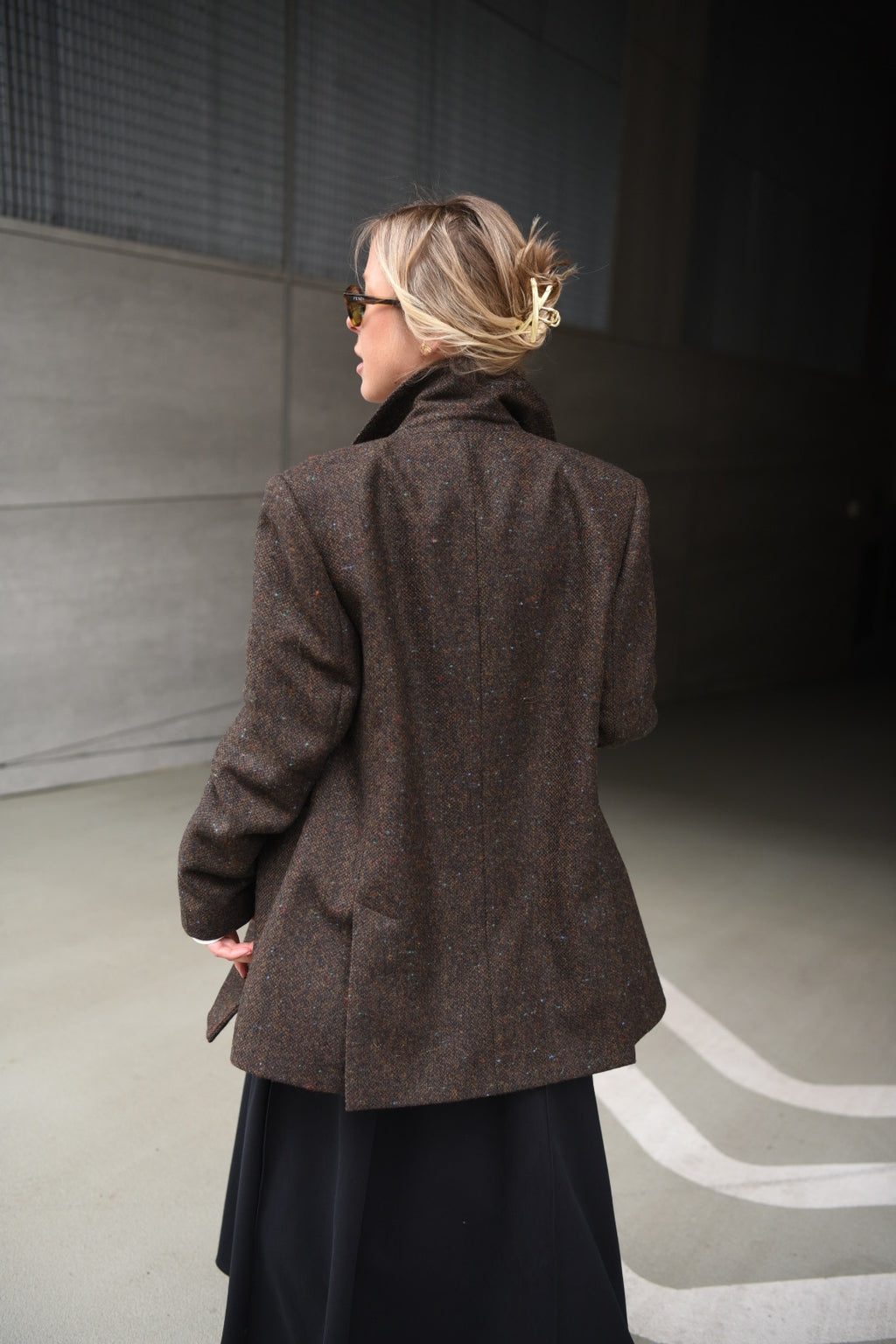 Double-breasted fitted coat with accentuated shoulders in black